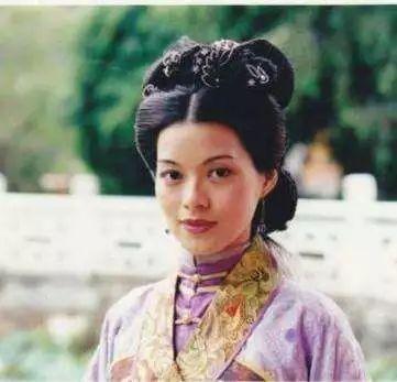下药、迷奸、失身、沦落街头，这个童年女神的遭遇惨过苦情女主！
