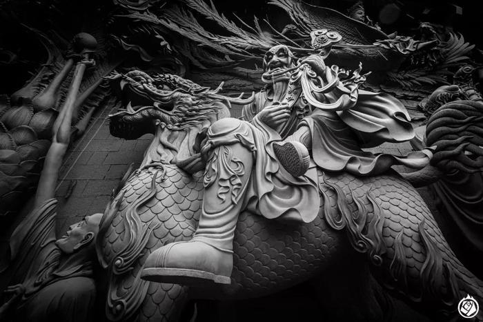绵阳圣水寺：不落窠臼的魔幻造像