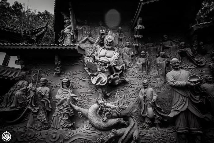 绵阳圣水寺：不落窠臼的魔幻造像