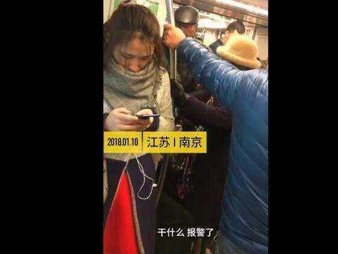 地铁让座是美德，不让座是缺德？老人暴打受伤女孩，网友却这样说