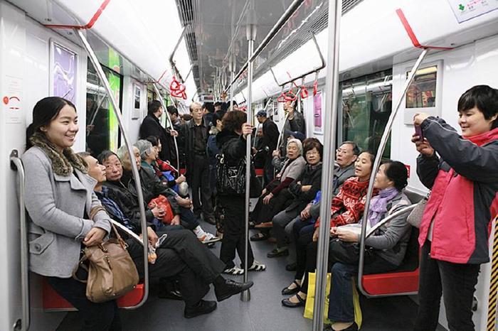 地铁让座是美德，不让座是缺德？老人暴打受伤女孩，网友却这样说