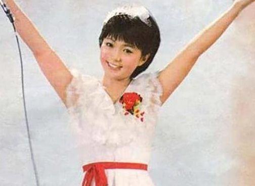 13岁唱小螺号大红，如今52岁和25岁的男友在一起，不生孩子