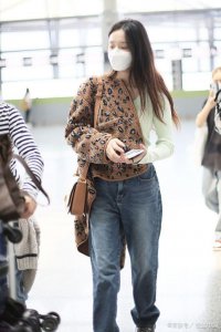 ​否认与王大陆谈恋爱后，林允素颜亮相机场，穿针织衫尽显好身材