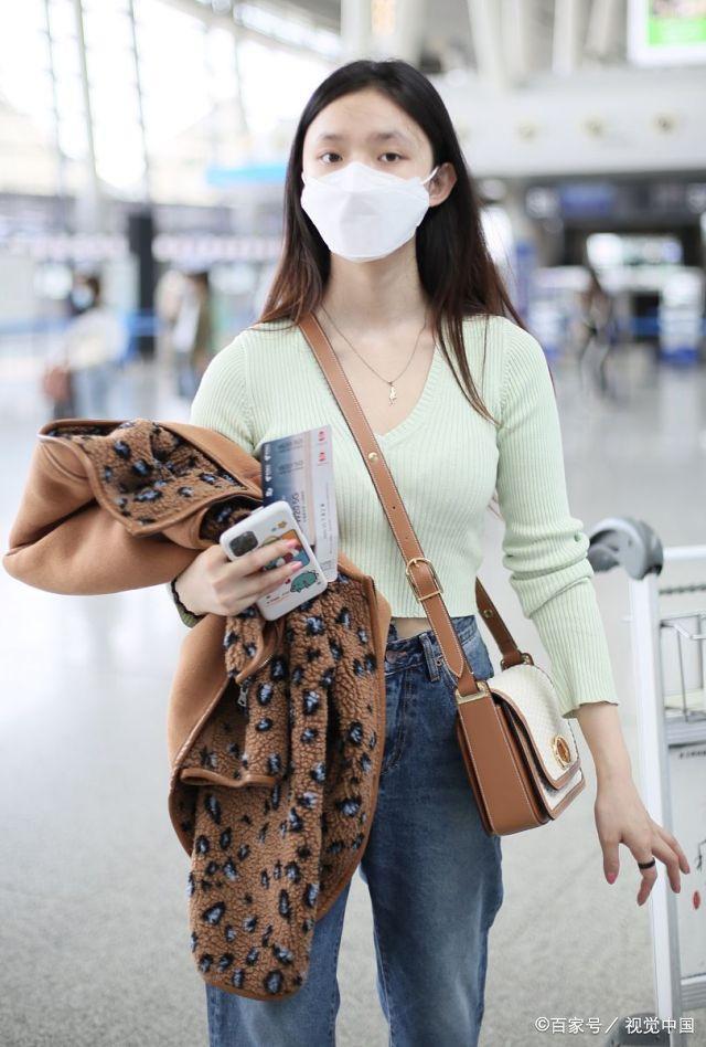 否认与王大陆谈恋爱后，林允素颜亮相机场，穿针织衫尽显好身材