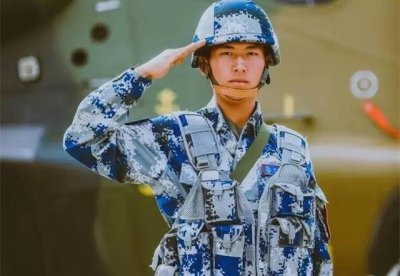 ​怼过黄子韬，凶过杨幂，《真正男子汉》王威班长刚开微博就吸粉数十万