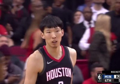​周琦在火箭有多受欢迎？看进球后替补席上“灯泡”的表情就明白了