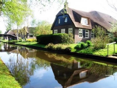 ​羊角村位于荷兰西北方Overijssel省，De Wieden自然保护区内