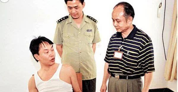 小学文凭，名气不输张子强，23岁抢劫，32岁越狱，女儿是学霸