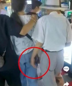 ​老人街头频繁摸年轻女孩臀部，手法娴熟，忍让助长了色魔的气焰！