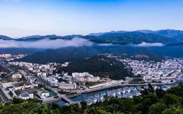 广东中山市北部一个小镇，三面临水，拥有浮虚山公园