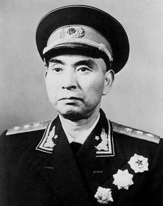 ​父子仨都是将军，都是射击高手，中将司令的枪法比上将父亲还绝！