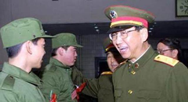 父子仨都是将军，都是射击高手，中将司令的枪法比上将父亲还绝！