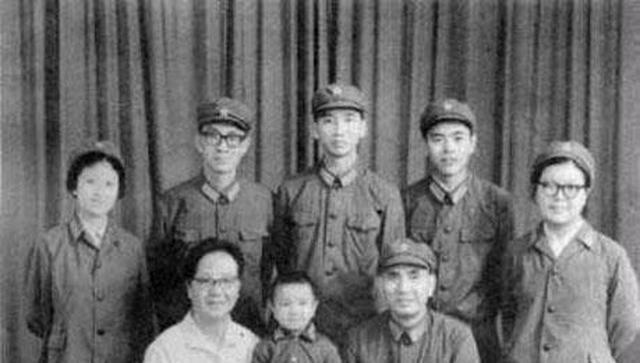 父子仨都是将军，都是射击高手，中将司令的枪法比上将父亲还绝！