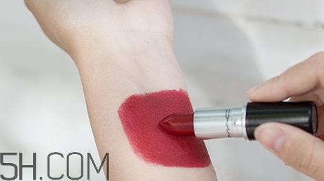 mac russian red和ruby woo哪个好看_试色对比