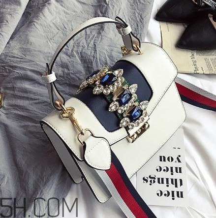 白色包包被衣服染色了怎么办？白色包包染色怎么去除？