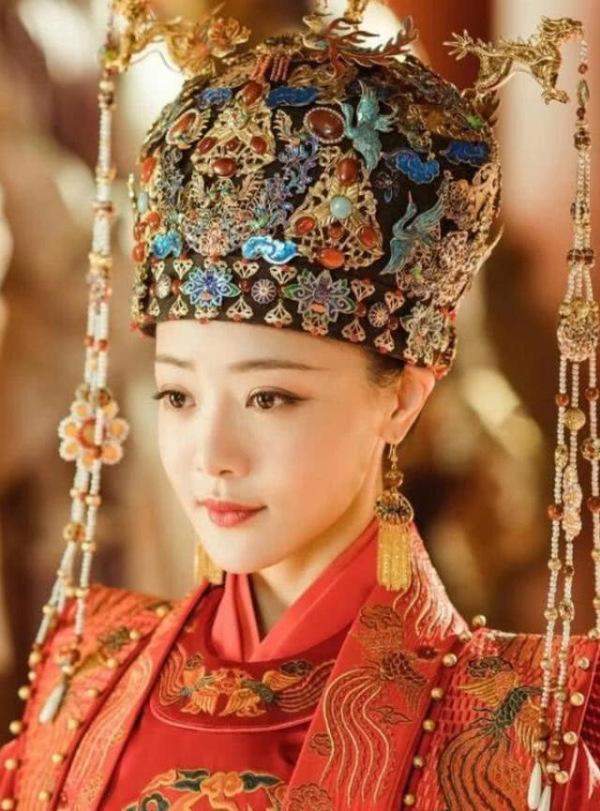 邓家佳：4岁上迎春晚会，高考越线200分，与深爱15年老公离婚收场