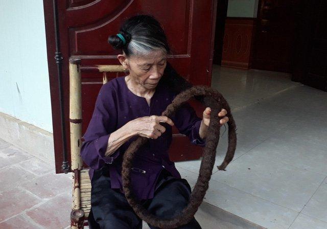 老奶奶留22年长发，长3米，知道原因让人感动