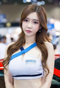 ​韩国车模李花莉：靓丽性感，青春活力