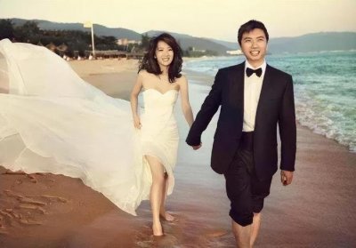 ​李念晒孕肚宣布怀三胎，击碎离婚传闻，嫁豪门12年兼顾事业与爱情