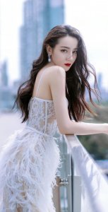 ​疯传迪丽热巴怀孕将要出国生产，本人现身摄影棚，身材窈窕力破谣言