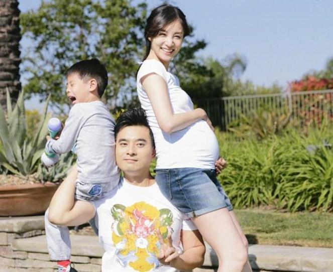 相差十岁因戏生情，5年之内生下两个孩子，结婚多年无人知晓