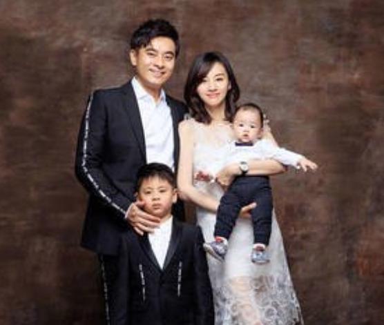 相差十岁因戏生情，5年之内生下两个孩子，结婚多年无人知晓