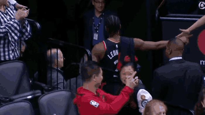 忘不掉的伤痛！ 赢球后伦纳德无视帕克直接走人, 格林却送拥抱！