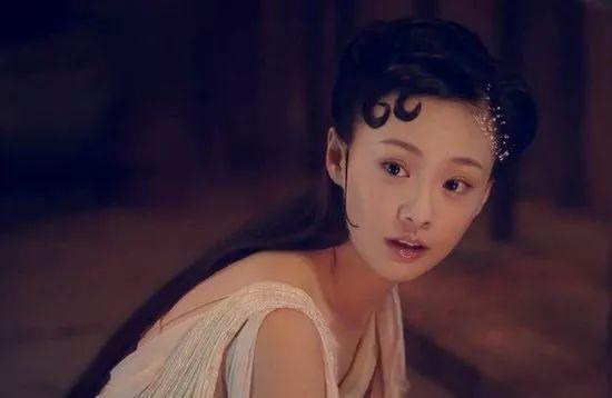 郑爽接受采访坦言会减少剧的拍摄，网友：一谈恋爱就想减产？