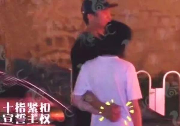 郑爽首晒与男友张恒合影，二人如此卖萌！网友：这就是爱情的摸板