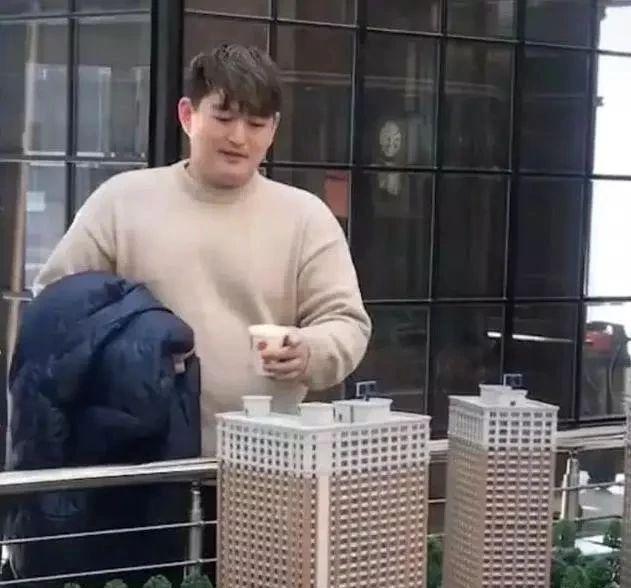 赵本山儿子近照曝光，酷似发胖的张翰！