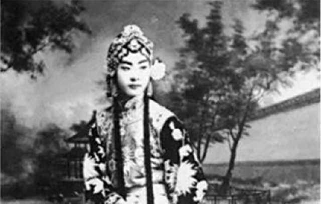 程砚秋绝版老照片，第三幅图，谦谦君子，温润如玉！