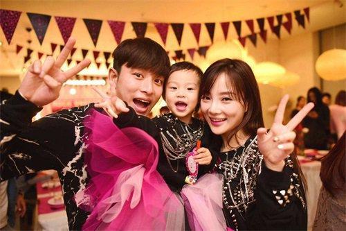 爱情的尽头是伤害，李小璐删除了结婚照，离婚消息疑似捶实