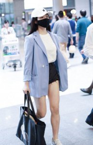 ​“辣妈”陈妍希穿热裤秀大长腿，手提大包走路带风气场足