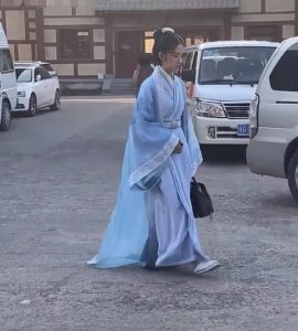 ​赵丽颖“替身”火遍全网，古装造型太奇怪，难为只能当替身