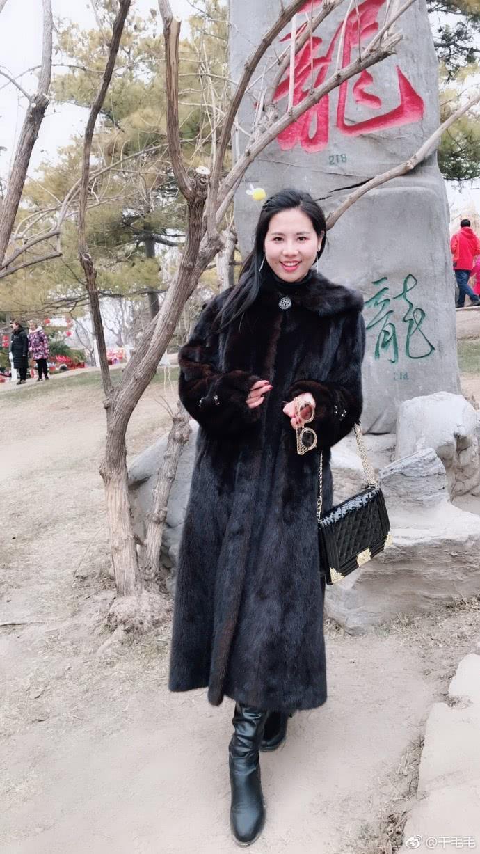 干露露过年销声匿迹，妹妹干毛毛却狂晒美照，或一句话触怒吴京！