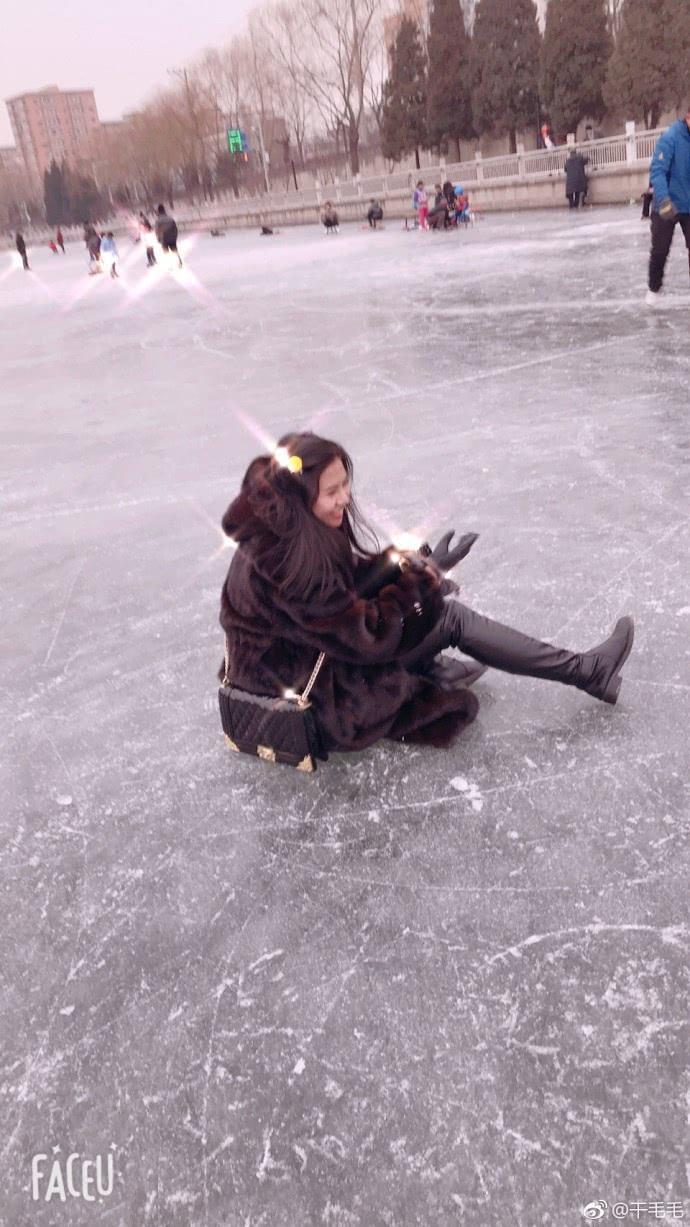 干露露过年销声匿迹，妹妹干毛毛却狂晒美照，或一句话触怒吴京！