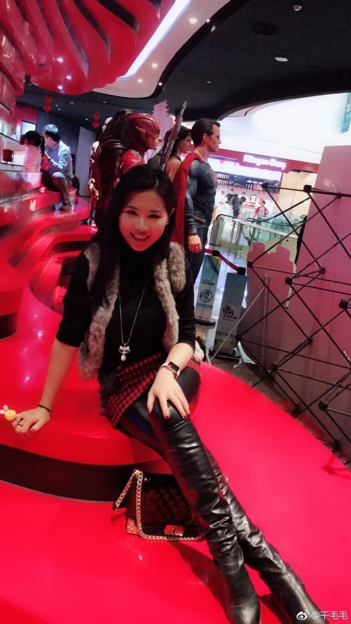 干露露过年销声匿迹，妹妹干毛毛却狂晒美照，或一句话触怒吴京！