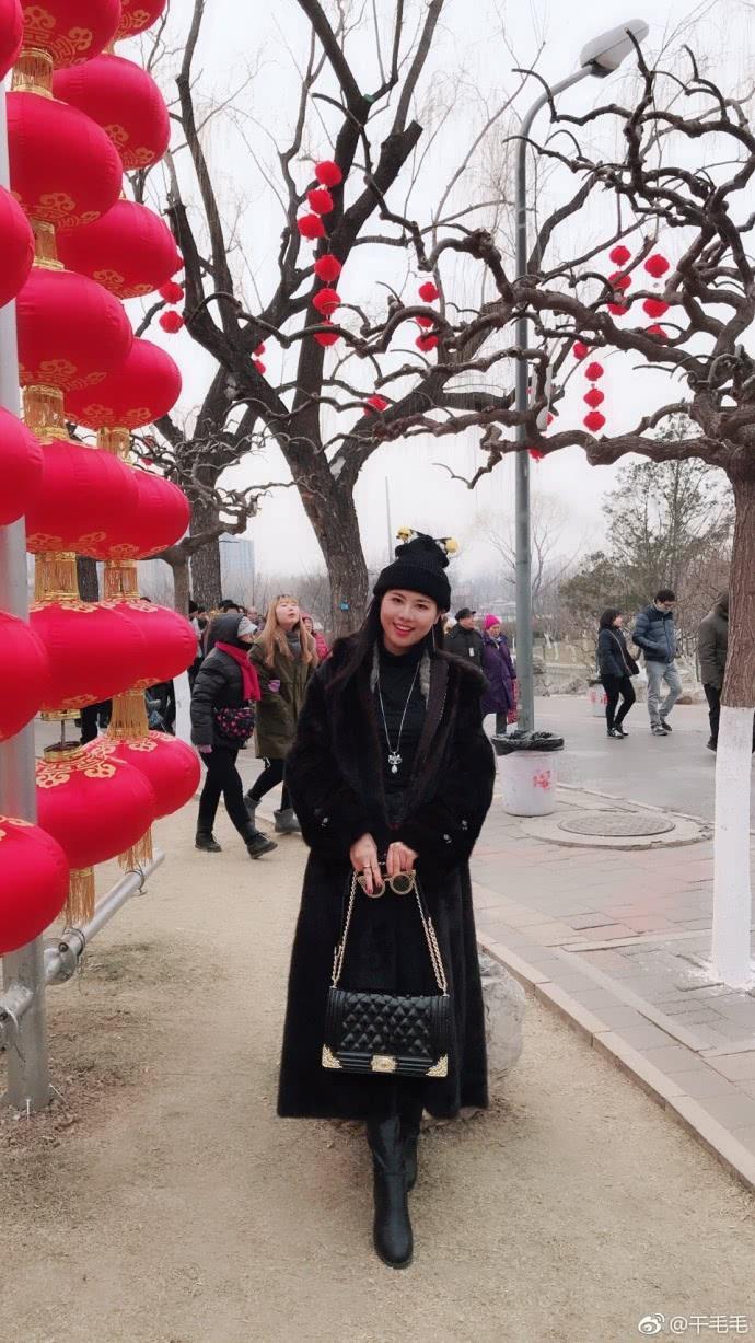 干露露过年销声匿迹，妹妹干毛毛却狂晒美照，或一句话触怒吴京！
