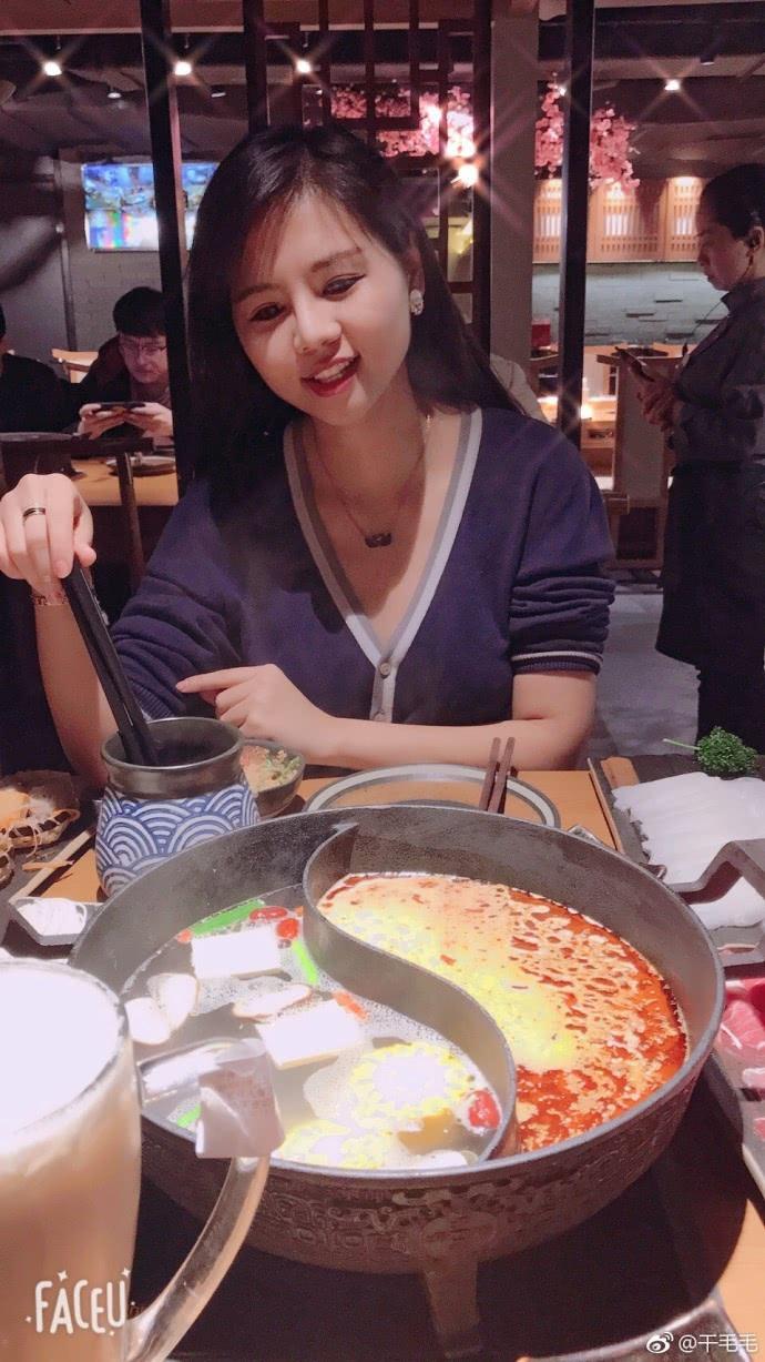 干露露过年销声匿迹，妹妹干毛毛却狂晒美照，或一句话触怒吴京！