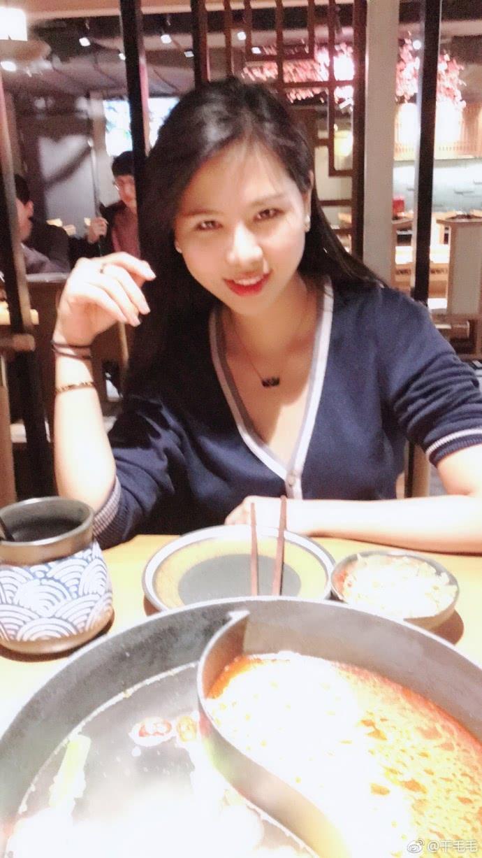 干露露过年销声匿迹，妹妹干毛毛却狂晒美照，或一句话触怒吴京！