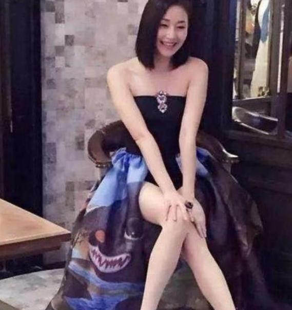 万绮雯是“香港第一腿模”，与甄子丹同居四年，婚后一直没有孩子