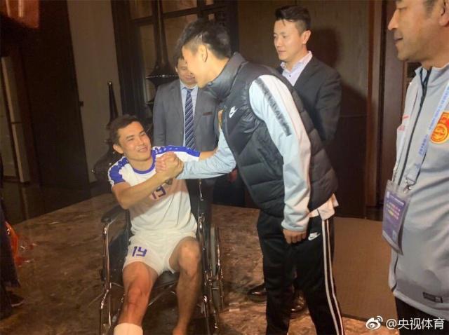 韦世豪身后飞铲对手小腿太恶劣 起身喷NMB