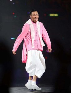 ​跟了刘德华16年，演唱会上获天王深情凝视，别人根本请不到她