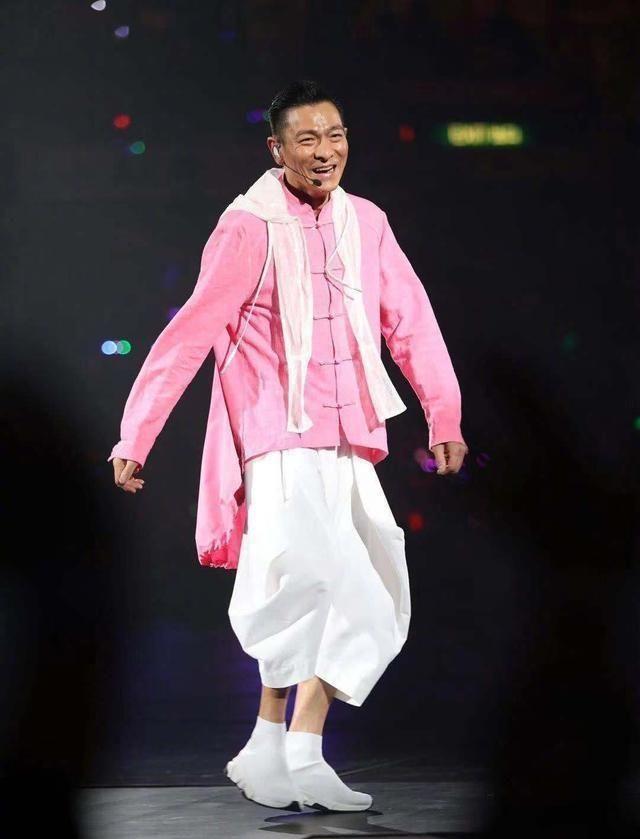 跟了刘德华16年，演唱会上获天王深情凝视，别人根本请不到她