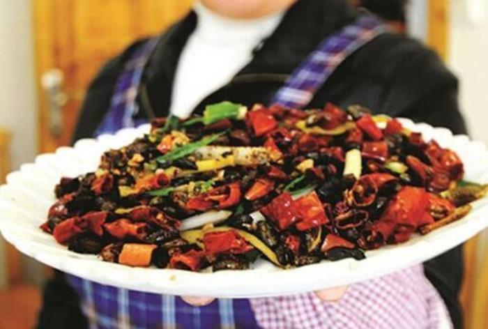 碰它一下臭半天，却被人称为九香虫，市场上300元一斤