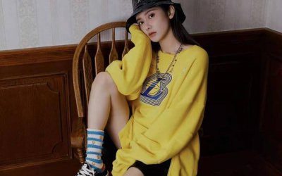 ​NBA女主播美娜晒美照，庆祝元旦，身材苗条，超短裤遮不住屁股！