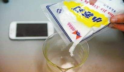手机壳“发黄”别急着扔！只需用它泡一泡，旧壳瞬间变新壳
