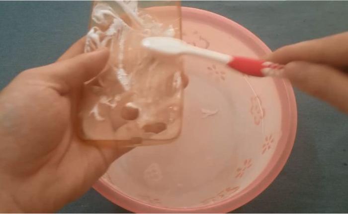 手机壳“发黄”别急着扔！只需用它泡一泡，旧壳瞬间变新壳