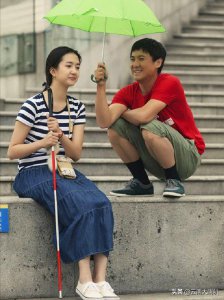 ​许龄月回云南，素面朝天上街放烟花，直播透露曾被有风剧组相中