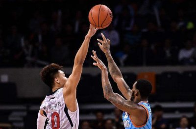 ​赵睿对飚亚当斯，完美演绎神仙打架，这CBA篮球也不输NBA剧情